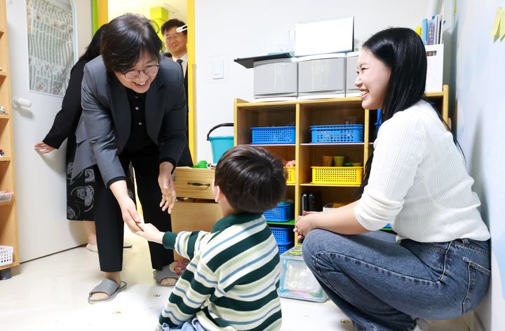 [세종=뉴시스]정은경 보건복지부 장관이 21일 오후 4시에 서울 노원구 소재 학대피해아동쉼터를 방문해 시설 현장상황을 점검하고, 종사자들을 격려했다. (사진=보건복지부 제공) 2026.04.21. photo@newsis.com *재판매 및 DB 금지