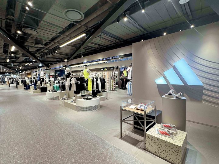 [서울=뉴시스] 신세계 사우스시티 아디다스 매장 (사진=신세계백화점 제공) 2026.04.22. photo@newsis.com *재판매 및 DB 금지