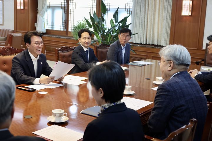 [서울=뉴시스]김민석 국무총리는 21일 오후 정부서울청사에서 '에너지와 과학기술 간담회'를 주재하고, 국가과학기술자문회의 위원 등 전문가들과 함께 국가 에너지 안보와 과학기술 경쟁력 강화를 위한 정책 방향에 대해 논의했다. (사진=총리실 제공) photo@newsis.com *재판매 및 DB 금지