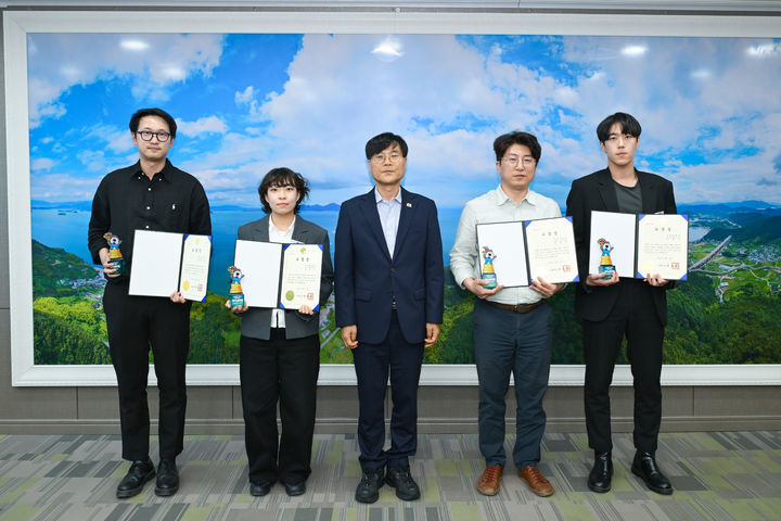 [거제=뉴시스] 신정철 기자= 경남 거제시는 21일 시장실에서 ‘2026년 1분기 시정 성과 우수공무원’ 표창 수여식을 개최하고, 시정 각 분야에서 우수한 성과를 창출한 공무원 4명을 선정해 표창했다.사진은 변광용 시장(사진, 가운데)이 우수 공무원과 기념사진을 촬영하고 있는 모습,(사진=거제시 제공).2026.04.21. photo@newsis.com *재판매 및 DB 금지