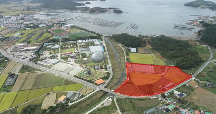 [거제=뉴시스] 신정철 기자= 경남 거제시는 남부내륙철도 개통을 대비해 추진한 ‘기후변화 체험관광정원 조성사업'이 행정안전부의 지방재정 중앙투자심사를 통과했다고 21일 밝혔다.사진은 기후변화 체험관광정원돔이 건립될 거제면 외간리 일대 전경. (사진=거제시 제공).2026.04.21. photo@newsis.com *재판매 및 DB 금지