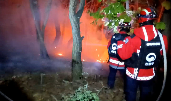 21일 영월 영흥리 야간 산불진화모습.(사진=강원산불방지센터제공) *재판매 및 DB 금지