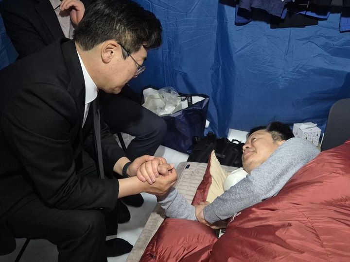 더불어민주당 인천시장 후보인 박찬대 의원이 21일 국회 본청 앞 안호영 민주당 의원의 단식 농성장을 찾아 단식 중단을 요청하고 있다. (사진=박찬대 의원 페이스북 캡처) *재판매 및 DB 금지