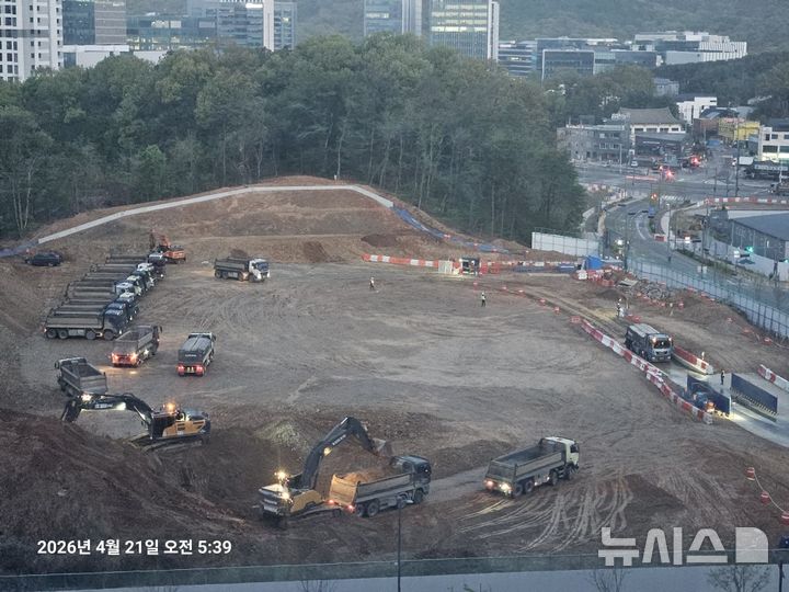 [과천=뉴시스] 한 시민이 현재 시간과 함께 과천시에 민원을 제기한 학교 건설 현장.2026. 04.21. photo@newsis.com
