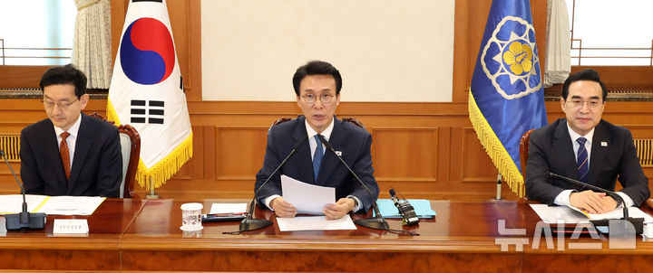 [서울=뉴시스] 추상철 기자 = 김민석 국무총리가 21일 오전 서울 종로구 정부서울청사에서 열린 전남광주통합특별시 출범 준비 점검회의에서 발언하고 있다. 2026.04.21. scchoo@newsis.com