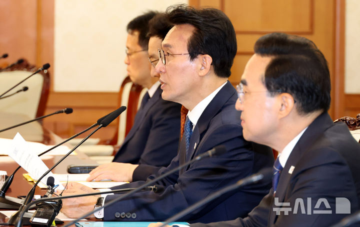 [서울=뉴시스] 추상철 기자 = 김민석 국무총리가 21일 오전 서울 종로구 정부서울청사에서 열린 전남광주통합특별시 출범 준비 점검회의에서 발언하고 있다. 2026.04.21. scchoo@newsis.com