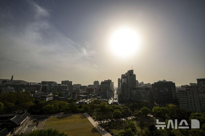 [서울=뉴시스] 정병혁 기자 = 황사의 영향으로 전국 대부분 지역에서 미세먼지 농도가 나쁨 수준을 보인 21일 서울 도심이 뿌옇게 보이고 있다. 2026.04.21. jhope@newsis.com