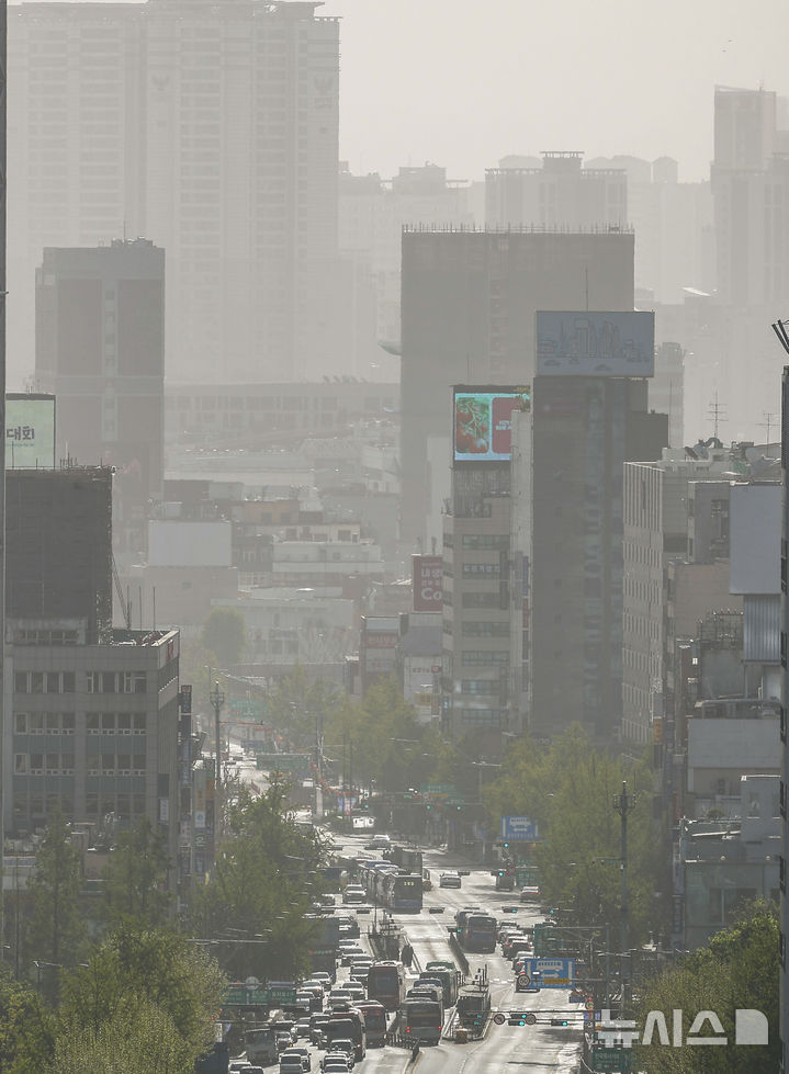 [서울=뉴시스] 정병혁 기자 = 황사의 영향으로 전국 대부분 지역에서 미세먼지 농도가 나쁨 수준을 보인 21일 서울 도심이 뿌옇게 보이고 있다. 2026.04.21. jhope@newsis.com