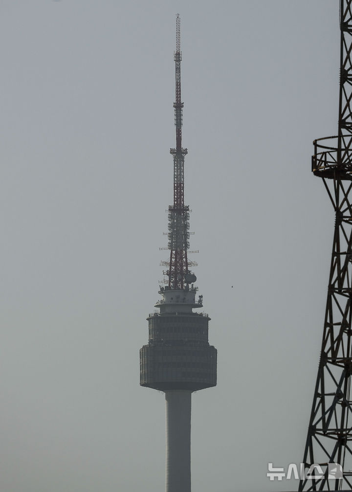 [서울=뉴시스] 정병혁 기자 = 황사의 영향으로 전국 대부분 지역에서 미세먼지 농도가 나쁨 수준을 보인 21일 서울 도심에서 바라본 N서울타워가 뿌옇게 보이고 있다. 2026.04.21. jhope@newsis.com