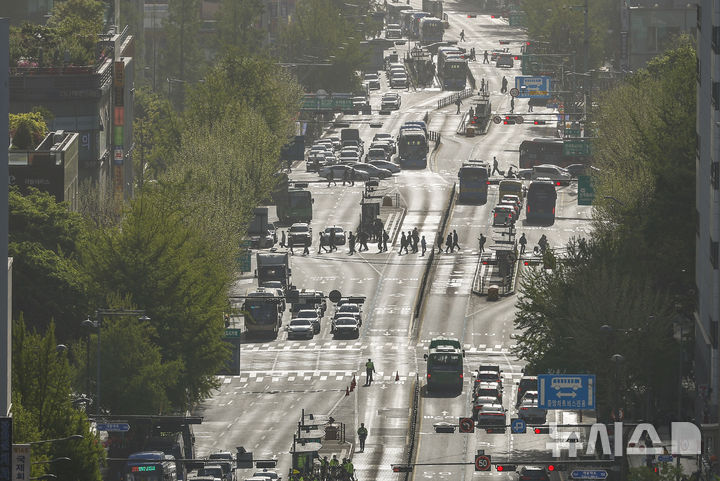 [서울=뉴시스] 정병혁 기자 = 황사의 영향으로 전국 대부분 지역에서 미세먼지 농도가 나쁨 수준을 보인 21일 서울 도심이 뿌옇게 보이고 있다. 2026.04.21. jhope@newsis.com