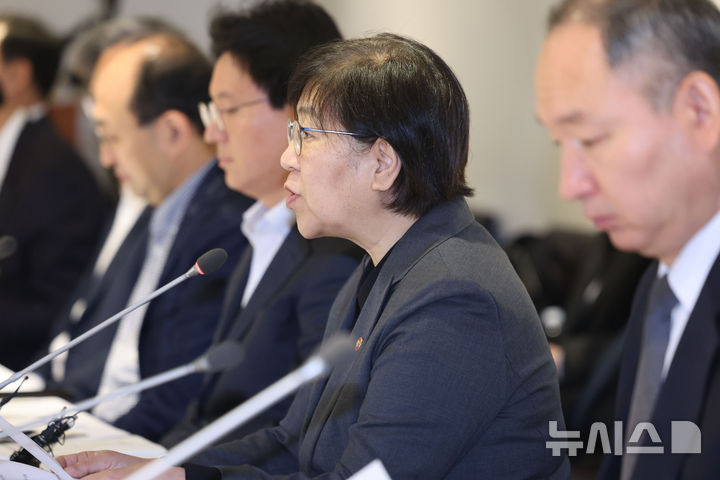 [서울=뉴시스] 권창회 기자 = 정은경 보건복지부 장관이 21일 오전 서울 중구 달개비에서 열린 중동전쟁 대응 제4차 보건의약단체 회의에서 발언하고 있다. 2026.04.21. kch0523@newsis.com