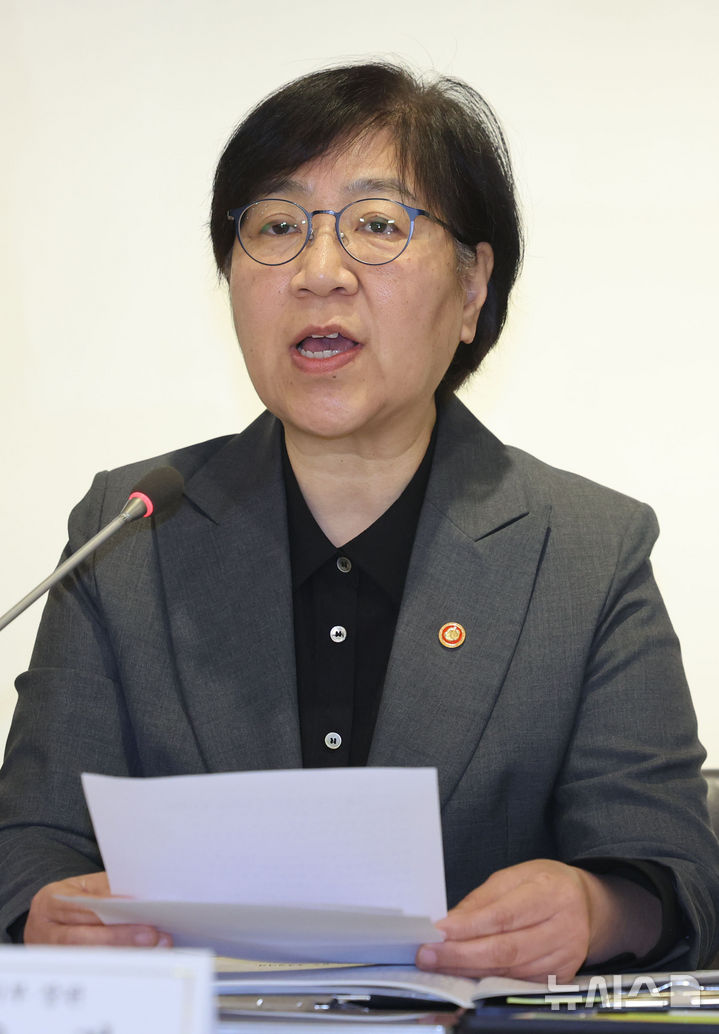 [서울=뉴시스] 권창회 기자 = 정은경 보건복지부 장관이 21일 오전 서울 중구 달개비에서 열린 중동전쟁 대응 제4차 보건의약단체 회의에서 발언하고 있다. 2026.04.21. kch0523@newsis.com