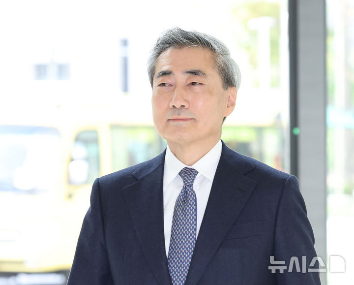 [서울=뉴시스] 조수정 기자 = 신현송 신임 한국은행 총재가 21일 오전 서울 중구 한국은행으로 첫 출근하고 있다. 2026.04.21. chocrystal@newsis.com