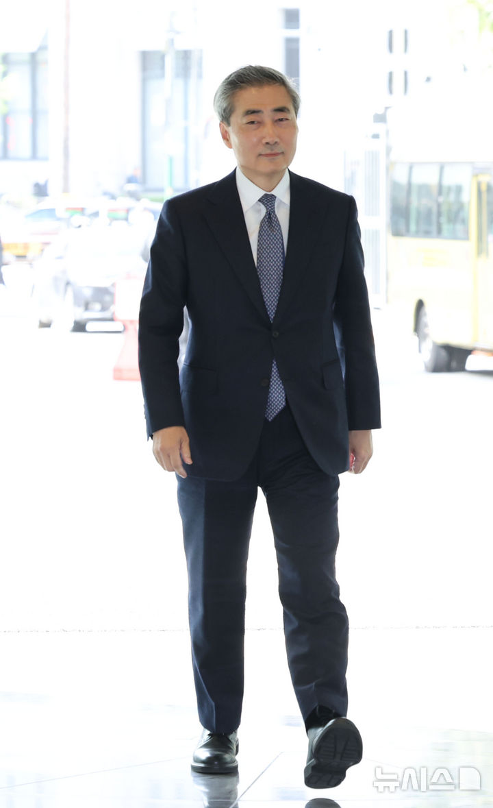 [서울=뉴시스] 조수정 기자 = 신현송 신임 한국은행 총재가 21일 오전 서울 중구 한국은행으로 첫 출근하고 있다. 2026.04.21. chocrystal@newsis.com