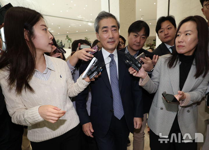 [서울=뉴시스] 조수정 기자 = 신현송 신임 한국은행 총재가 21일 오전 서울 중구 한국은행으로 첫 출근하며 기자들의 질문을 듣고 있다. 2026.04.21. chocrystal@newsis.com