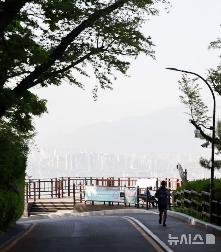 [서울=뉴시스] 최진석 기자 = 서풍을 따라 유입되는 황사의 영향으로 미세먼지 농도가 나쁨 수준을 보이고 있는 21일 서울 남산에서 바라본 도심이 뿌옇다. 2026.04.21. myjs@newsis.com