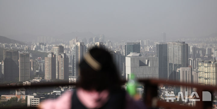 [서울=뉴시스] 최진석 기자 = 서풍을 따라 유입되는 황사의 영향으로 미세먼지 농도가 나쁨 수준을 보이고 있는 21일 서울 남산에서 바라본 도심이 뿌옇다. 2026.04.21. myjs@newsis.com