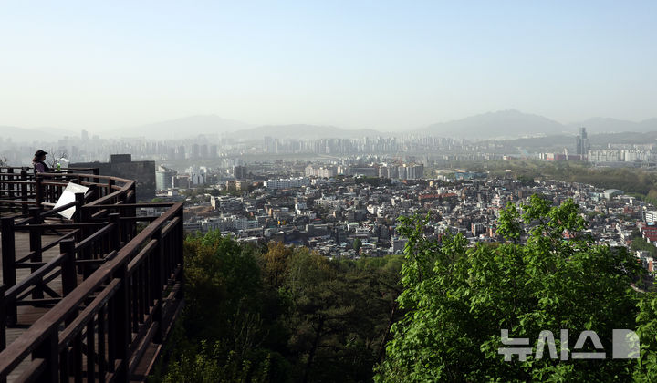 [서울=뉴시스] 최진석 기자 = 서풍을 따라 유입되는 황사의 영향으로 미세먼지 농도가 나쁨 수준을 보이고 있는 21일 서울 남산에서 바라본 도심이 뿌옇다. 2026.04.21. myjs@newsis.com