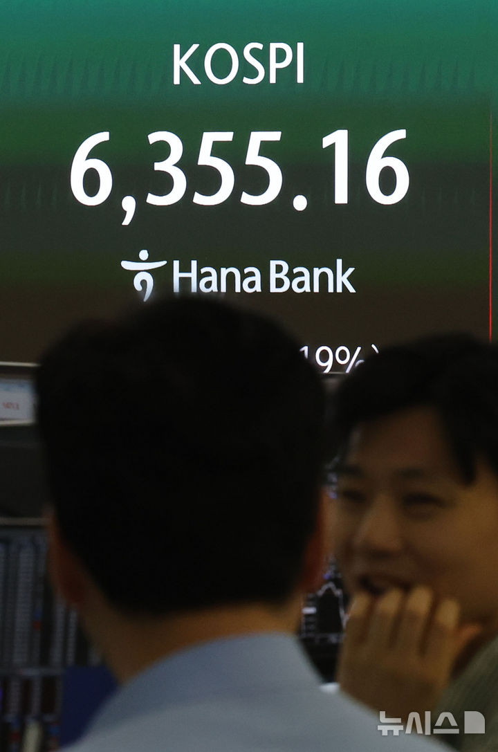 [서울=뉴시스] 권창회 기자 = 21일 오전 서울 중구 하나은행 딜링룸에서 딜러들이 업무를 보고 있다. 코스피가 전 거래일 대비 83.45포인트(1.34%) 상승한 6302.54에 출발했다. 원달러 환율은 4.8원 하락한 1472.4원으로, 코스닥지수는 11.38포인트(0.97%) 오른 1186.23에 거래를 시작했다. 2026.04.21. kch0523@newsis.com