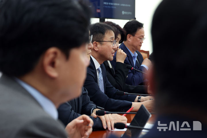 [서울=뉴시스] 고승민 기자 = 한병도 더불어민주당 원내대표가 21일 서울 여의도 국회에서 열린 원내대책회의에서 발언하고 있다. 2026.04.21. kkssmm99@newsis.com