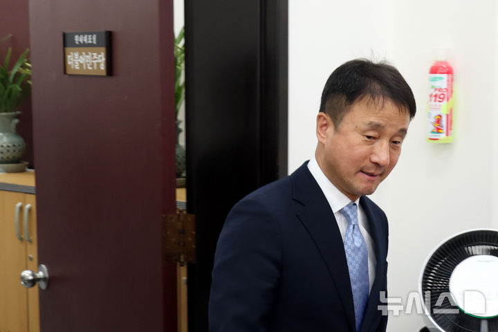 [서울=뉴시스] 고승민 기자 = 한병도 더불어민주당 원내대표가 21일 서울 여의도 국회에서 열린 원내대책회의에 참석하고 있다. 2026.04.21. kkssmm99@newsis.com