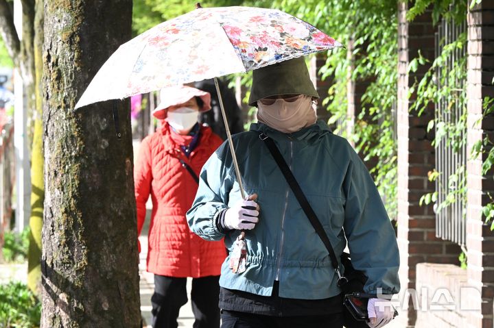 [광주=뉴시스] 이현행 기자 = 미세먼지 '주의보'가 발령된 21일 오전 광주 서구 치평동 한 거리에서 시민들이 마스크를 쓴 채 길을 걷고 있다. 이날 오전 10시 기준 광주의 평균 미세먼지 농도는 147㎍/㎥로 나타났다. 지역별로는 광산구(166㎍/㎥)와 서구(163㎍/㎥)가 '매우 나쁨' 수준을 보였다. 북구 142㎍/㎥, 동구 131㎍/㎥, 남구 129㎍/㎥는 '나쁨' 수준을 기록하고 있다. 2026.04.21. lhh@newsis.com