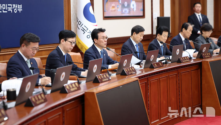 [서울=뉴시스] 김선웅 기자 = 김민석 국무총리가 21일 서울 종로구 정부서울청사에서 열린 국무회의 겸 비상경제본부회의에서 모두발언을 하고 있다. 2026.04.21. mangusta@newsis.com