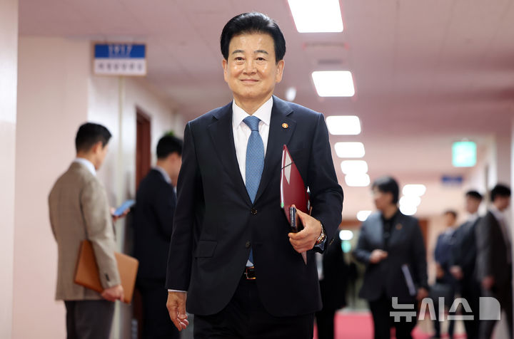 [서울=뉴시스] 김선웅 기자 = 정동영 통일부 장관이 21일 서울 종로구 정부서울청사에서 열린 국무회의 겸 비상경제본부회의에 참석하고 있다. 2026.04.21. mangusta@newsis.com