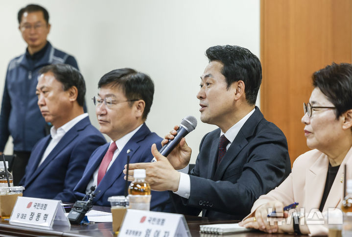 [서울=뉴시스] 정병혁 기자 = 장동혁 국민의힘 대표가 21일 서울 영등포구 한국노총 서울지역본부 회의실에서 열린 국민의힘-한국노총 서울지역본부 간담회에서 인사말을 하고 있다. 2026.04.21. jhope@newsis.com