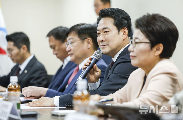 [서울=뉴시스] 정병혁 기자 = 장동혁 국민의힘 대표가 지난 21일 서울 영등포구 한국노총 서울지역본부 회의실에서 열린 국민의힘-한국노총 서울지역본부 간담회에서 인사말을 하고 있다. 2026.04.21. jhope@newsis.com