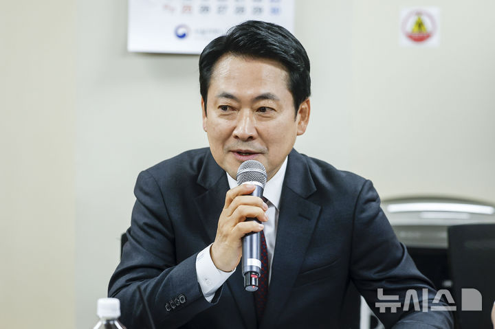 [서울=뉴시스] 정병혁 기자 = 장동혁 국민의힘 대표가 21일 서울 영등포구 한국노총 서울지역본부 회의실에서 열린 국민의힘-한국노총 서울지역본부 간담회에서 인사말을 하고 있다. 2026.04.21. jhope@newsis.com