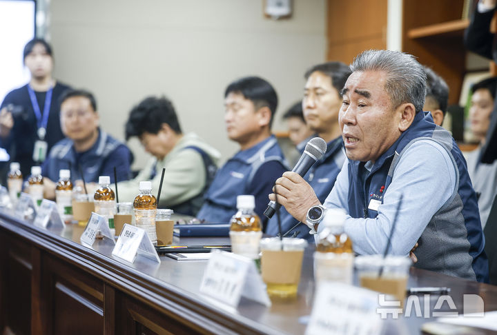 [서울=뉴시스] 정병혁 기자 = 김기철 한국노총 서울지역본부 의장이 21일 서울 영등포구 한국노총 서울지역본부 회의실에서 열린 국민의힘-한국노총 서울지역본부 간담회에서 인사말을 하고 있다. 2026.04.21. jhope@newsis.com