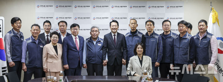 [서울=뉴시스] 정병혁 기자 = 장동혁(왼쪽 여덟번째) 국민의힘 대표와 김기철 한국노총 서울지역본부 의장을 비롯한 참석자들이 21일 서울 영등포구 한국노총 서울지역본부 회의실에서 열린 국민의힘-한국노총 서울지역본부 간담회에서 기념촬영을 하고 있다. 2026.04.21. jhope@newsis.com