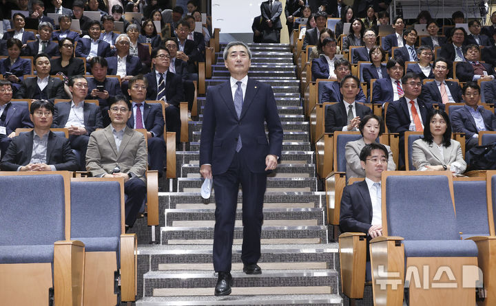 [서울=뉴시스] 조수정 기자 = 신현송 신임 한국은행 총재가 21일 오전 서울 중구 한국은행에서 열린 취임식에 입장하고 있다. (공동취재) 2026.04.21. chocrystal@newsis.com