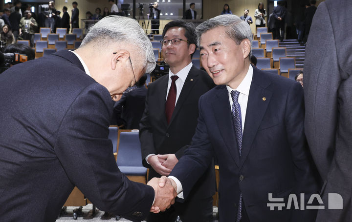 [서울=뉴시스] 조수정 기자 = 신현송 신임 한국은행 총재가 21일 오전 서울 중구 한국은행에서 열린 취임식에서 임직원들과 인사 나누고 있다. (공동취재) 2026.04.21. chocrystal@newsis.com