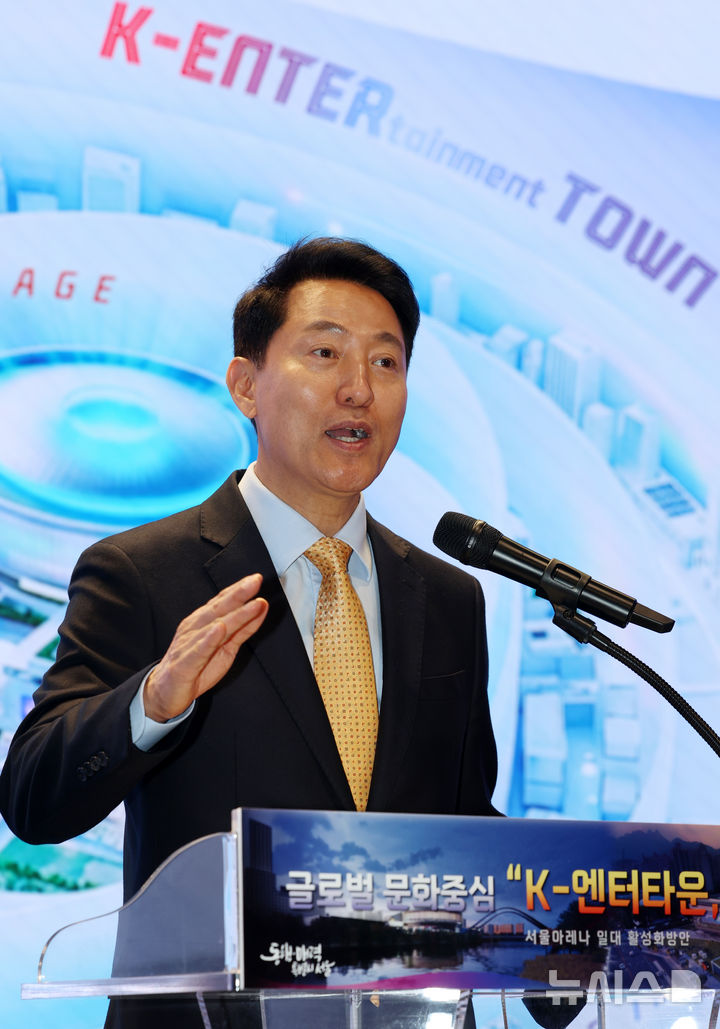 [서울=뉴시스] 조성우 기자 = 오세훈 서울시장이 21일 서울 중구 서울시청 지하1층 서울갤러리 내친구서울 1관에서 열린 창동 K-엔터타운 조성 기자설명회에서 취재진 질문에 답변하고 있다. 2026.04.21. xconfind@newsis.com