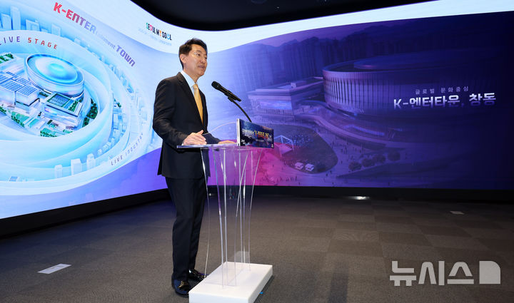 [서울=뉴시스] 조성우 기자 = 오세훈 서울시장이 21일 서울 중구 서울시청 지하1층 서울갤러리 내친구서울 1관에서 열린 창동 K-엔터타운 조성 기자설명회에서 취재진 질문에 답변하고 있다. 2026.04.21. xconfind@newsis.com