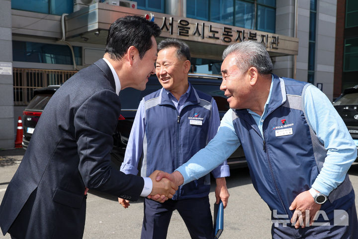 [서울=뉴시스] 정병혁 기자 = 장동혁(왼쪽) 국민의힘 대표가 21일 오전 서울 영등포구 한국노총 서울지역본부를 찾아 김기철 의장과 악수하고 있다. (공동취재) 2026.04.21. photo@newsis.com