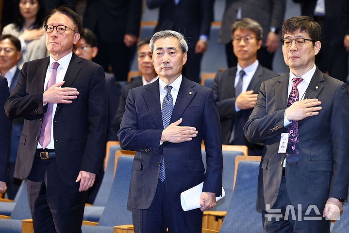 [서울=뉴시스] 조수정 기자 = 신현송(가운데) 신임 한국은행 총재가 21일 오전 서울 중구 한국은행에서 열린 취임식에서 국민의례 하고 있다. (공동취재) 2026.04.21. chocrystal@newsis.com