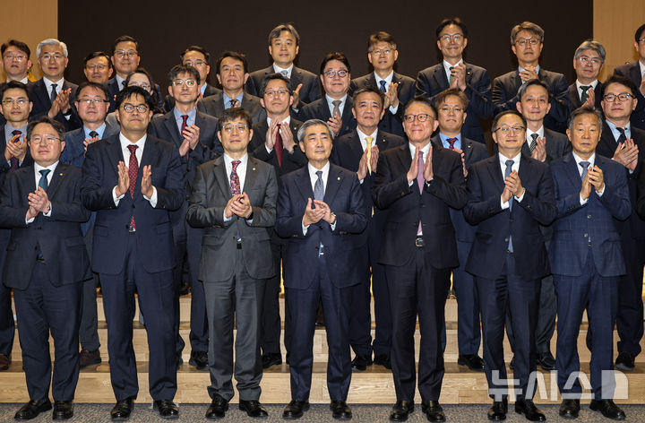 [서울=뉴시스] 조수정 기자 = 신현송(앞줄 가운데) 신임 한국은행 총재가 21일 오전 서울 중구 한국은행에서 열린 취임식에서 기념촬영을 하고 있다. (공동취재) 2026.04.21. chocrystal@newsis.com