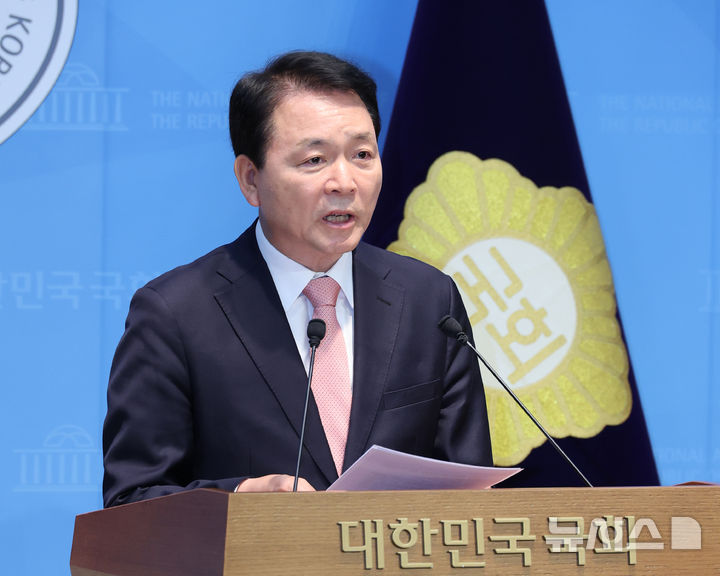 [서울=뉴시스] 김금보 기자 = 성일종 국회 국방위원회 위원장이 21일 오전 서울 여의도 국회 소통관에서 정동영 통일부 장관의 대북 기밀 정보 유출 논란과 관련해 사퇴를 촉구하고 있다. 앞서 정 장관은 지난 3월 국회에서 미국이 수집해 한국 정부에 공유한 '제3의 북한 핵시설 소재지' 대북 기밀 정보를 공개 언급했다. 이에 대해 미국 측은 다양한 경로로 강력하게 항의하며 대북 위성 정보 일부를 제한한 것으로 알려졌다. 2026.04.21. kgb@newsis.com