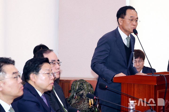 [서울=뉴시스] 조성봉 기자 = 강백신 대구고등검찰청 검사가 21일 오전 서울 여의도 국회 윤석열정권정치검찰조작기소의혹사건진상규명국정조사특별위원회에서 열린 서해 공무원 피격통계조작·윤석열 명예훼손 허위보도 조작기소의혹 사건 청문회에서 의원 질의에 답변하고 있다. 2026.04.21. suncho21@newsis.com