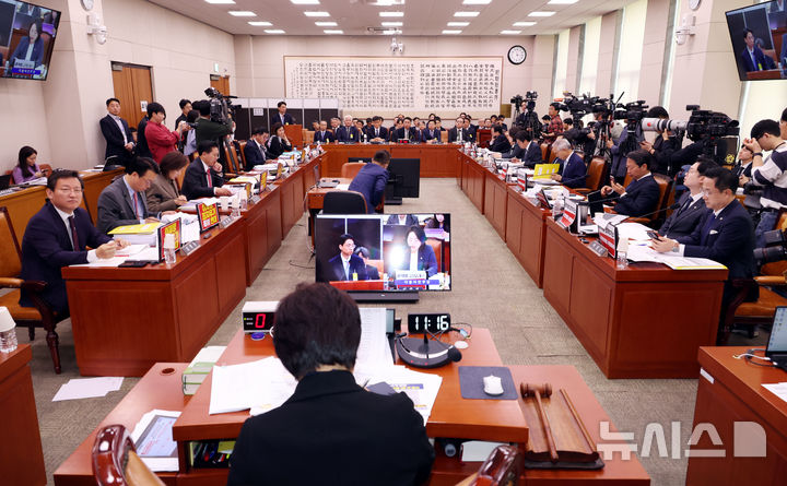 [서울=뉴시스] 조성봉 기자 = 서영교 국회 국조특위 위원장이 21일 오전 서울 여의도 국회 윤석열정권정치검찰조작기소의혹사건진상규명국정조사특별위원회에서 열린 서해 공무원 피격통계조작·윤석열 명예훼손 허위보도 조작기소의혹 사건 청문회에서 회의를 주재하고 있다. 2026.04.21. suncho21@newsis.com