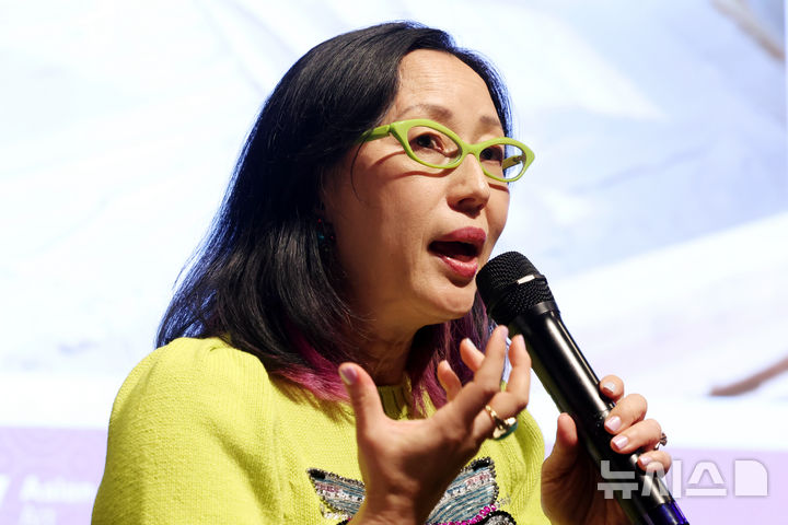 [서울=뉴시스] 박진희 기자 = 이소영 샌프란시스코 아시아미술관 관장이 21일 서울 종로구 국제갤러리 오라토리움에서 미국 샌프란시스코 아시아미술관 개최 '하종현: 회고전(Ha Chong-Hyun: Retrospective)' 기자간담회를 하고 있다. 2026.04.21. pak7130@newsis.com