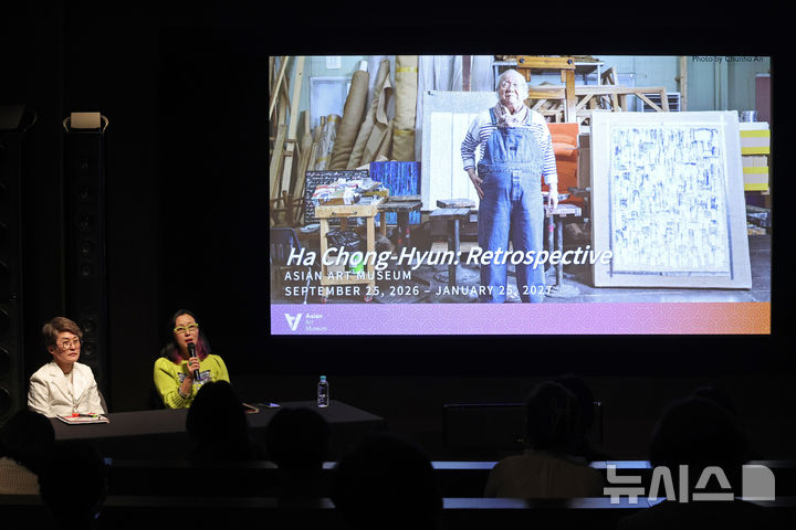 [서울=뉴시스] 박진희 기자 = 이소영(오른쪽) 샌프란시스코 아시아미술관 관장과 김선정 아트선재 예술감독이 21일 서울 종로구 국제갤러리 오라토리움에서 미국 샌프란시스코 아시아미술관 개최 '하종현: 회고전(Ha Chong-Hyun: Retrospective)' 기자간담회를 하고 있다. 2026.04.21. pak7130@newsis.com