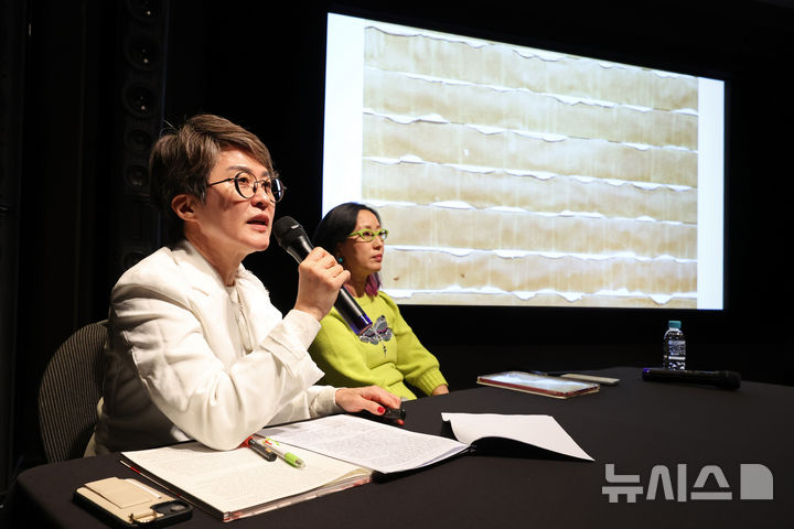 [서울=뉴시스] 박진희 기자 = 이소영(오른쪽) 샌프란시스코 아시아미술관 관장과 김선정 아트선재 예술감독이 21일 서울 종로구 국제갤러리 오라토리움에서 미국 샌프란시스코 아시아미술관 개최 '하종현: 회고전(Ha Chong-Hyun: Retrospective)' 기자간담회를 하고 있다. 2026.04.21. pak7130@newsis.com