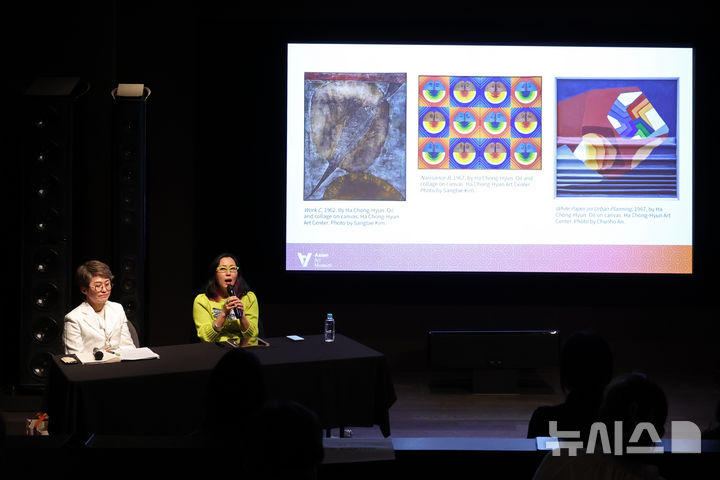 [서울=뉴시스] 박진희 기자 = 이소영(오른쪽) 샌프란시스코 아시아미술관 관장과 김선정 아트선재 예술감독이 21일 서울 종로구 국제갤러리 오라토리움에서 미국 샌프란시스코 아시아미술관 개최 '하종현: 회고전(Ha Chong-Hyun: Retrospective)' 기자간담회를 하고 있다. 2026.04.21. pak7130@newsis.com