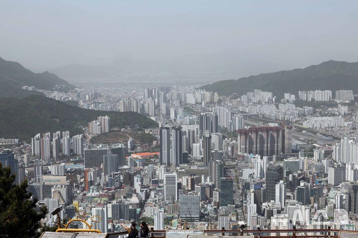  [부산=뉴시스] 하경민 기자 = 황령산 봉수대에서 바라 본 도심. 2026.04.21. yulnetphoto@newsis.com