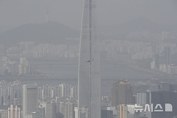 [경기광주=뉴시스] 김종택기자 = 전국 대부분 지역에 황사의 영향으로 미세먼지 농도가 나쁨 수준을 보인 21일 경기 광주시 남한산성에서 바라본 서울 도심이 뿌옇게 보이고 있다. 2026.04.21. jtk@newsis.com