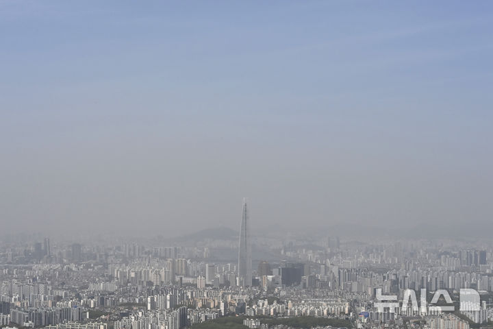[경기광주=뉴시스] 김종택기자 = 전국 대부분 지역에 황사의 영향으로 미세먼지 농도가 나쁨 수준을 보인 21일 경기 광주시 남한산성에서 바라본 서울 도심이 뿌옇게 보이고 있다. 2026.04.21. jtk@newsis.com